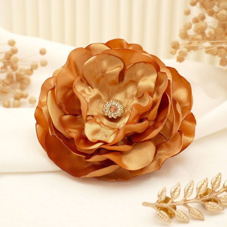 Brosche "Golden Times" mit großer Blüte aus goldenem Satin