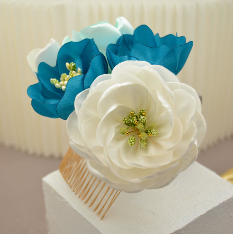 Haarkamm "Sea Breeze" mit handgefertigten Blüte aus Satin