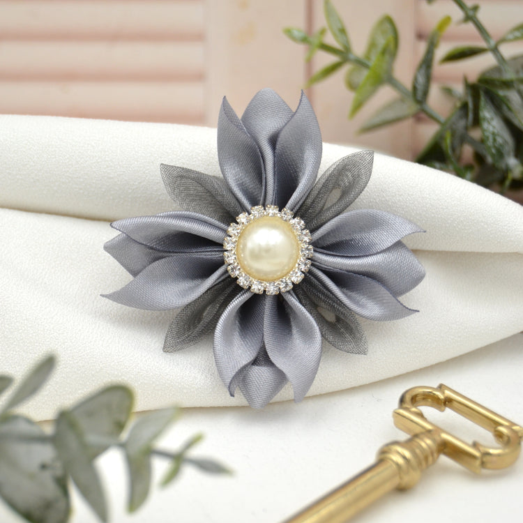 Blütenbrosche "Frosty Silver" Stoffblüte mit Broschennadel zum Anstecken