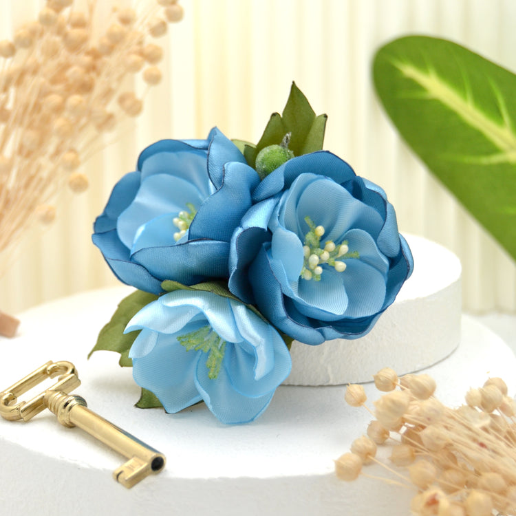 Haarclip "Something Blue" mit drei blauen Blumen aus Satin Stoff