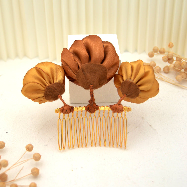 Romantischer Haarkamm "Warm Beauty" mit handgefertigten Blüten in Gold und Braun