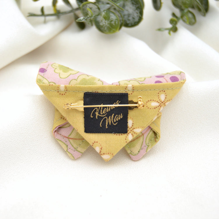 Stoff Brosche "Nora" Motte im Origami Stil Gelb mit Blumen