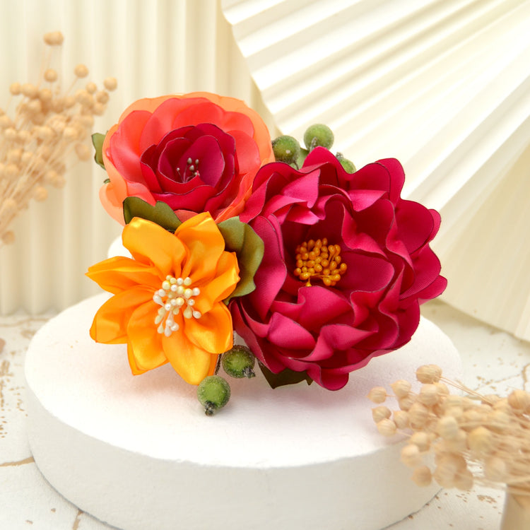 Tropischer Fascinator Haarclip "Exotic Trio" mit bunten handgefertigten Blüten aus Satin