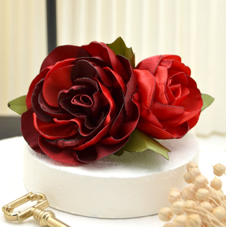Romantischer Haarschmuck  | Blumenhaarclip "Rose Lovers"mit roten Rosen aus Satin Stoff