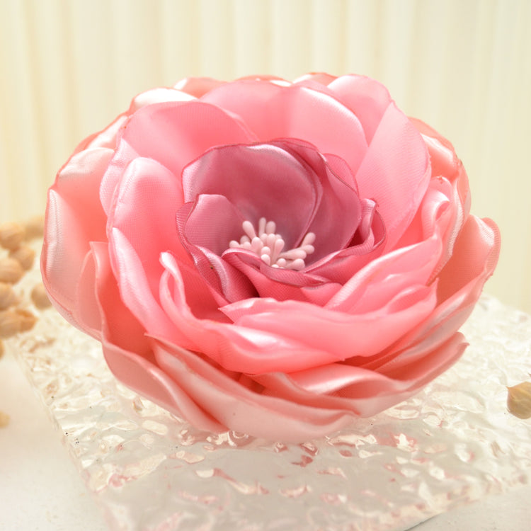 Große rosa Satin Blumenbrosche "Valerie | Handgefertigte Blüte zum Anstecken