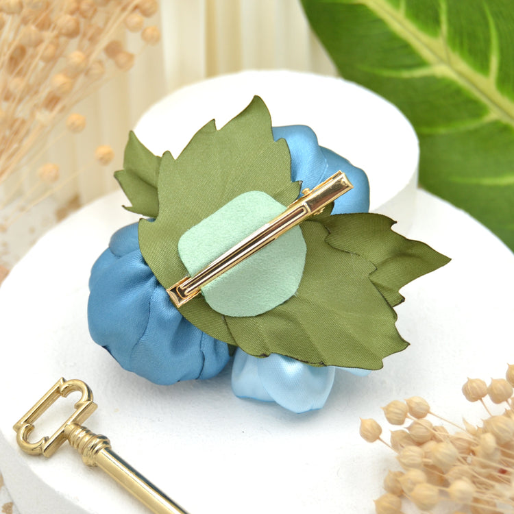 Haarclip "Something Blue" mit drei blauen Blumen aus Satin Stoff