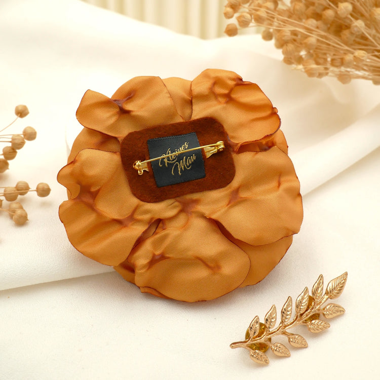 Brosche "Golden Times" mit großer Blüte aus goldenem Satin