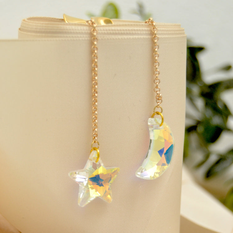 Lange Hängeohrringe "Moon&Star" Asymmetrische Paar Ohrhänger mit Mond und Stern aus geschliffenem Glas
