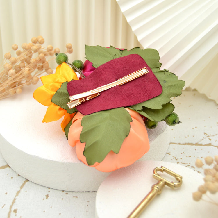 Tropischer Fascinator Haarclip "Exotic Trio" mit bunten handgefertigten Blüten aus Satin