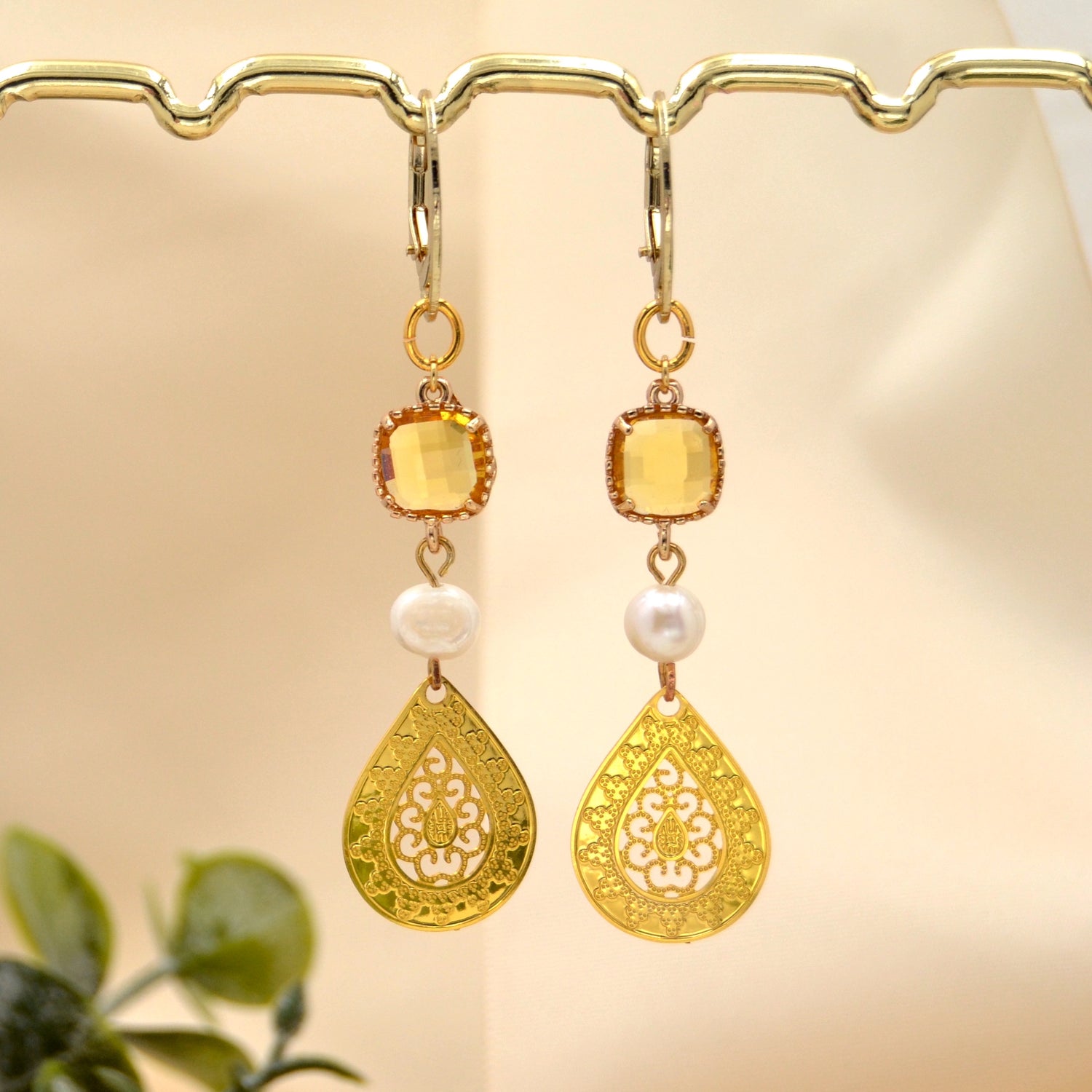Hängeohrringe in Gold mit Süßwasserperle