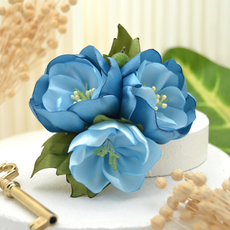 Haarclip "Something Blue" mit drei blauen Blumen aus Satin Stoff