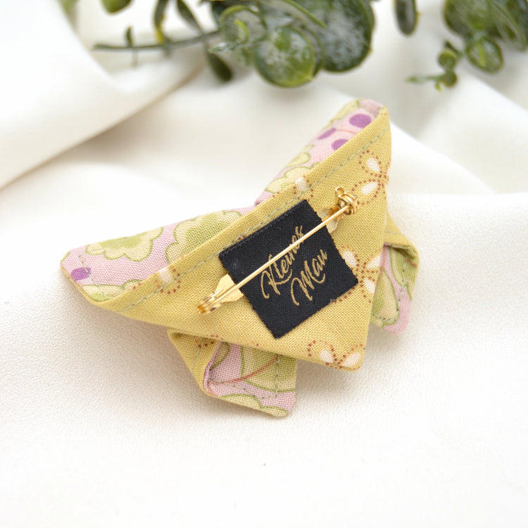 Stoff Brosche "Nora" Motte im Origami Stil Gelb mit Blumen