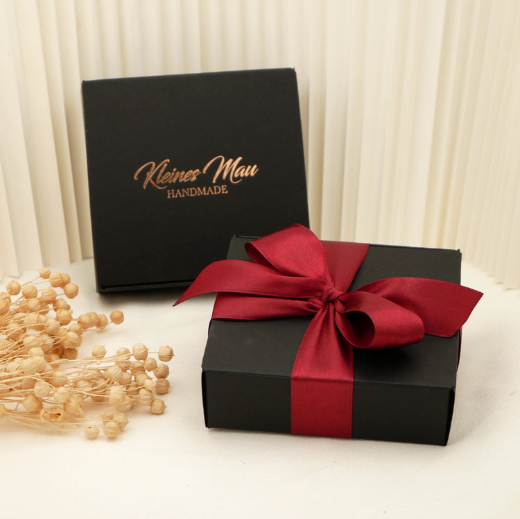 Brosche "Golden Times" mit großer Blüte aus goldenem Satin