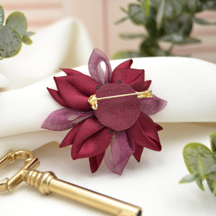 Blütenbrosche "Bordeaux" Stoffblüte mit Broschennadel zum Anstecken