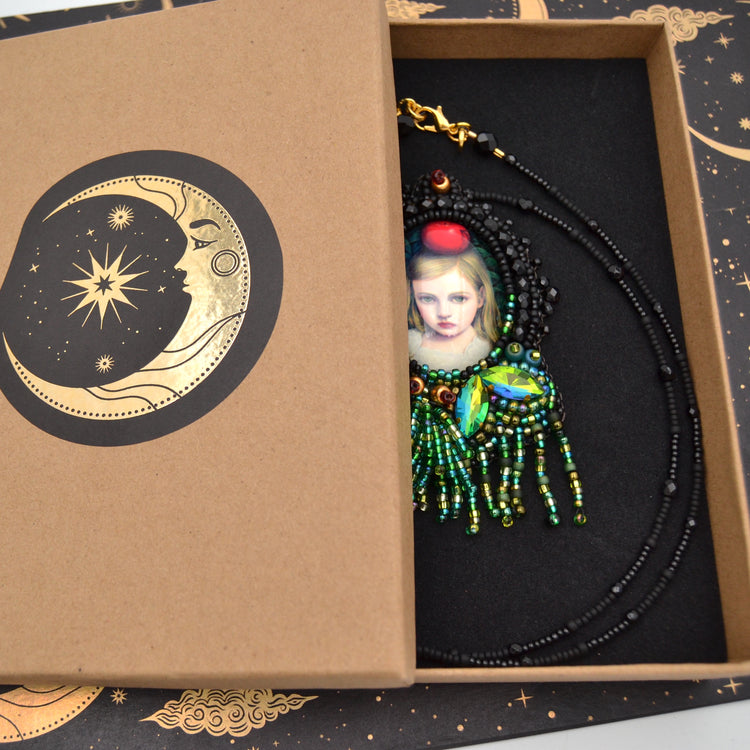 Lange Perlenkette "Apple Carol" Lange Kette miit Perlen und Cabochon Magical Carols Collection