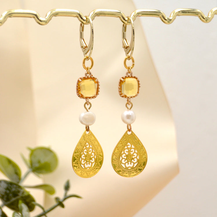 Hängeohrringe "Boho Fusion" Gold mit Süßwasserperle und ornamentalen Details