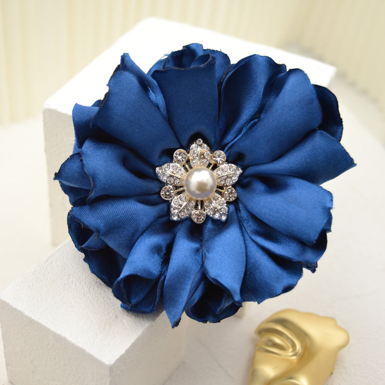 Haarclip und Brosche in einem : Blaue Satinblüte  "Royal Blue"