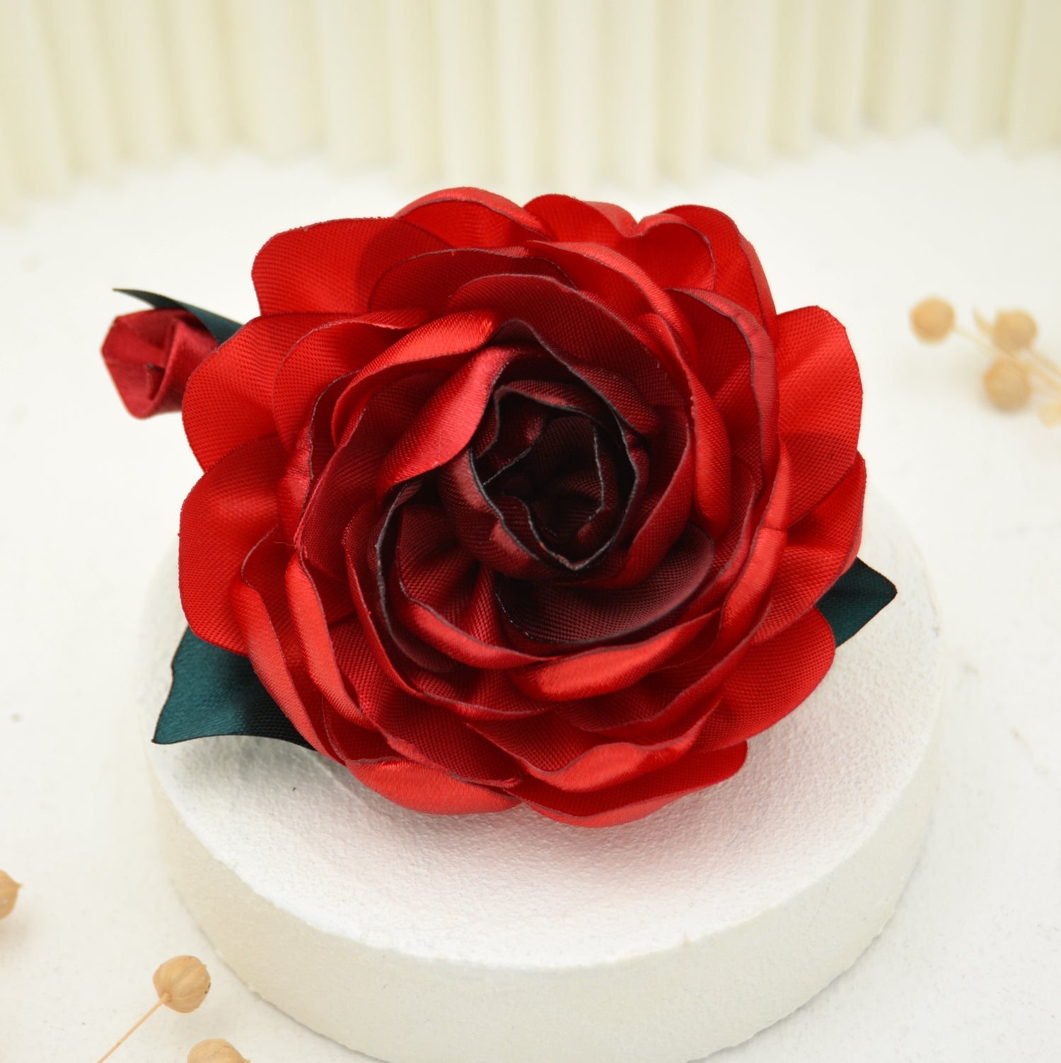 Brosche mit Stoffrose Rot