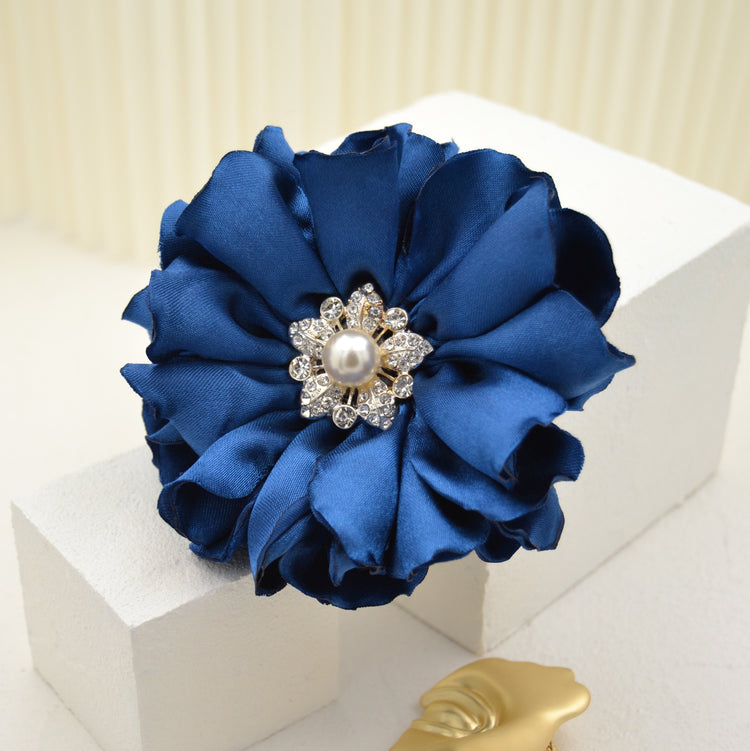 Haarclip und Brosche in einem : Blaue Satinblüte  "Royal Blue"