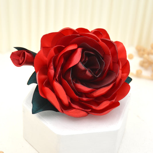 Brosche mit realistischer Rose aus Satin