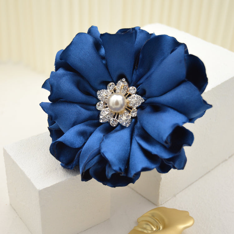 Haarclip und Brosche in einem : Blaue Satinblüte  "Royal Blue"