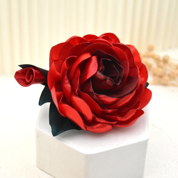 Rote Bluemnrosche mit Rose