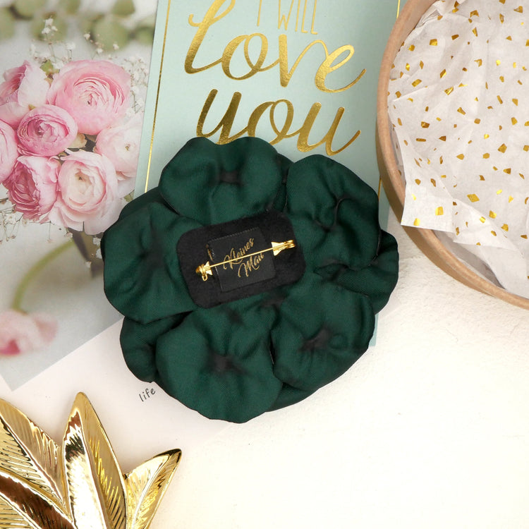 Blumenbrosche "Dark Green" mit großer Blüte aus dunkelgrünem Satin