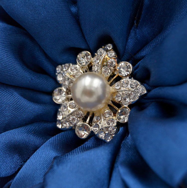 Haarclip und Brosche in einem : Blaue Satinblüte  "Royal Blue"