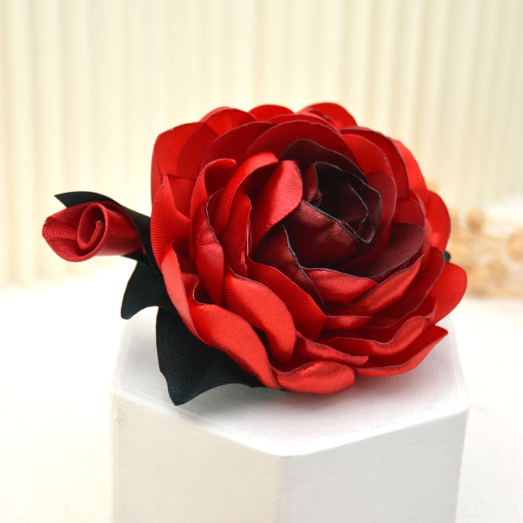 Romantische Brosche "Forever" mit realistischer roter Rose aus Satin für den eleganten Vintage Look
