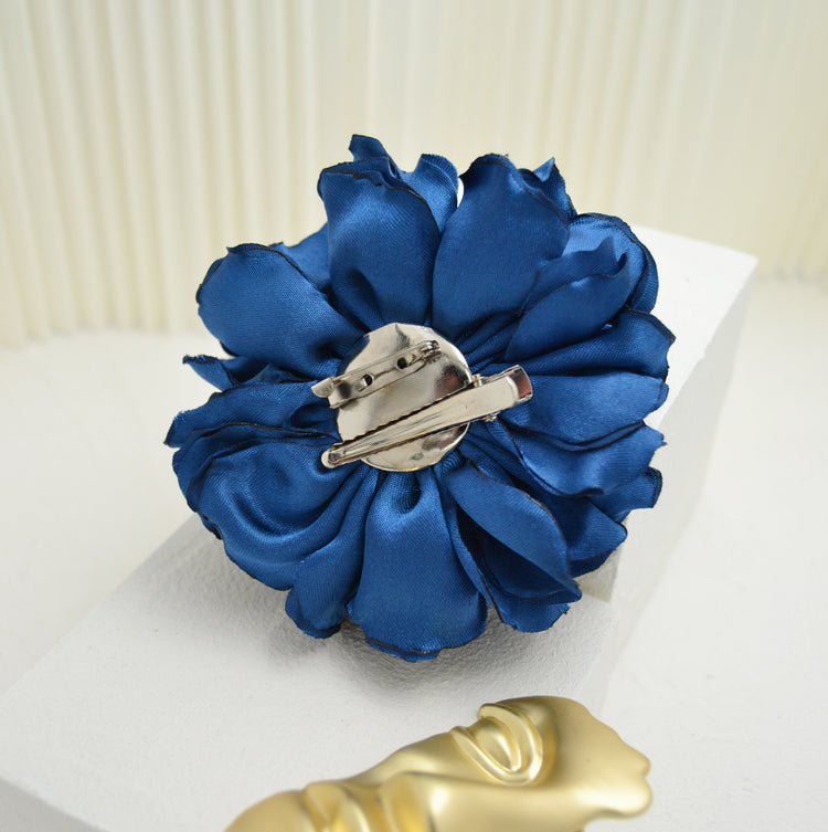 Haarclip und Brosche in einem : Blaue Satinblüte  "Royal Blue"