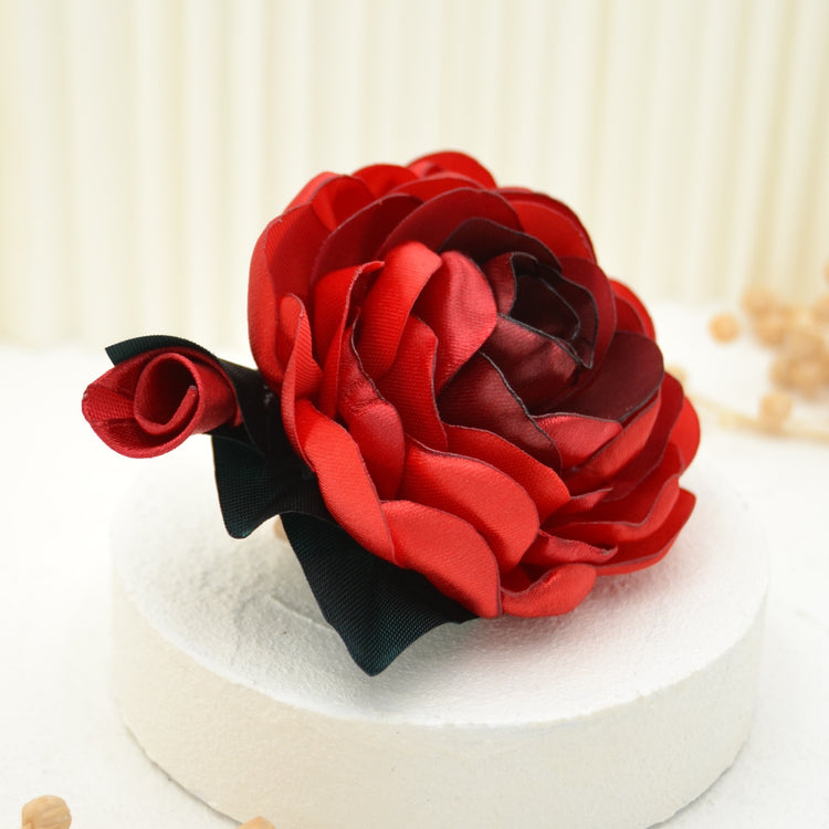 Romantische Brosche "Forever" mit realistischer roter Rose aus Satin für den eleganten Vintage Look