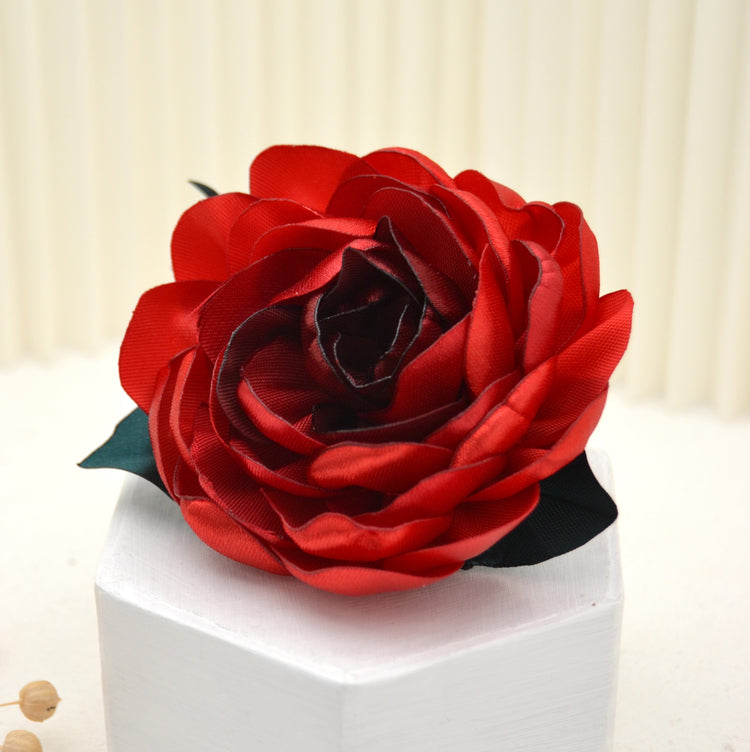 Romantische Brosche "Forever" mit realistischer roter Rose aus Satin für den eleganten Vintage Look