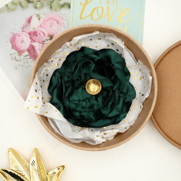 Blumenbrosche "Dark Green" mit großer Blüte aus dunkelgrünem Satin