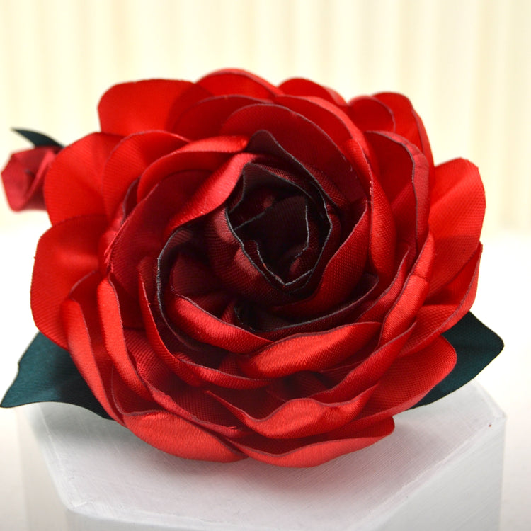 Romantische Brosche "Forever" mit realistischer roter Rose aus Satin für den eleganten Vintage Look
