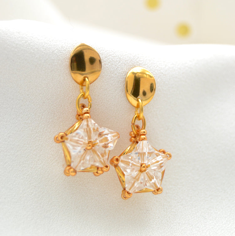 Ohrringe "Twinkle Twinkle" Goldene Ohrstecker mit Anhängern aus Perlen
