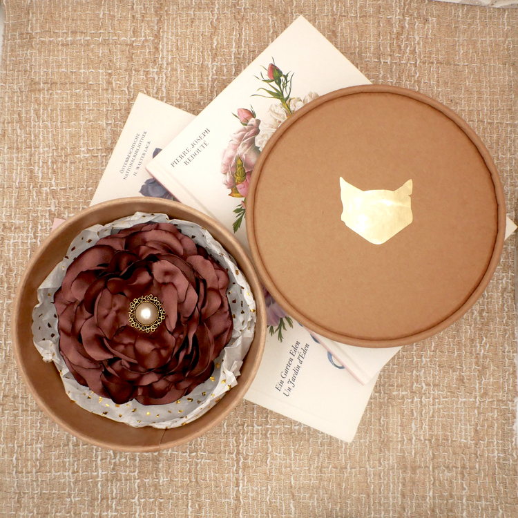 Blumenbrosche "Marsala" Brosche mit großer Blüte aus Stoff