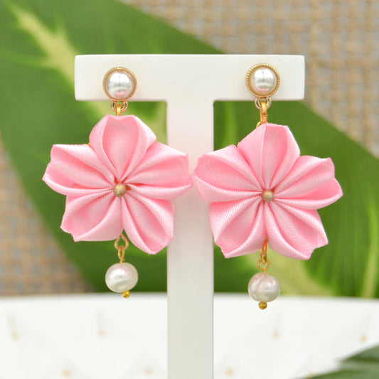 Ohrringe mir kleinen rosa blüten aus Stoff