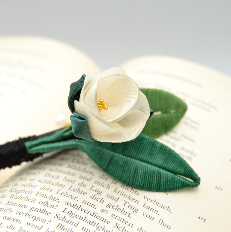 Haarstab "Springtime" Handgefertigte Blüte aus Satin mit Blattgrün und Süßwasserperle