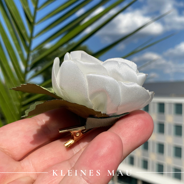 Handgefertigter Satin-Blütenhaarclip „Blush Pearl“