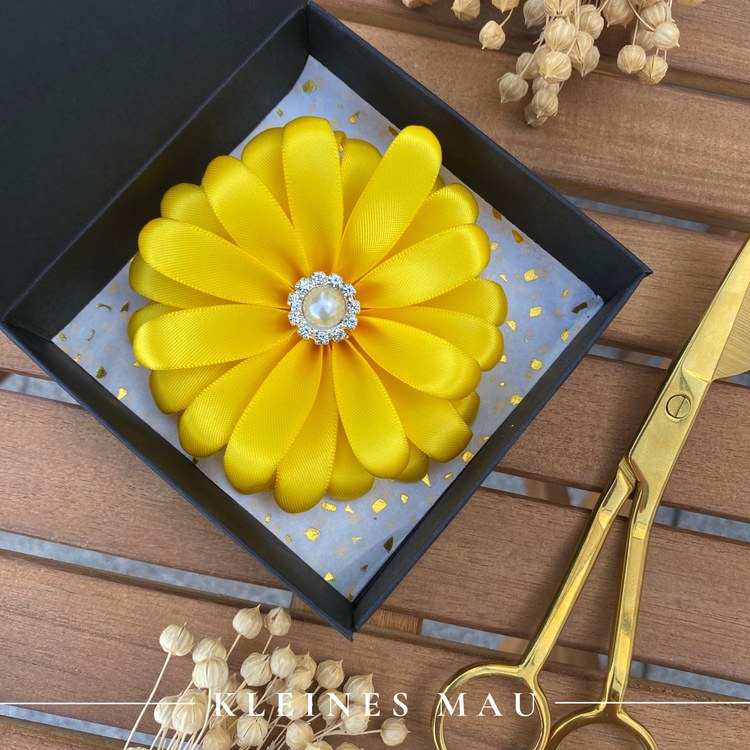 Handgefertigter Satin-Gerbera-Haarclip „Sunny Day“ in sommerlichem Gelb