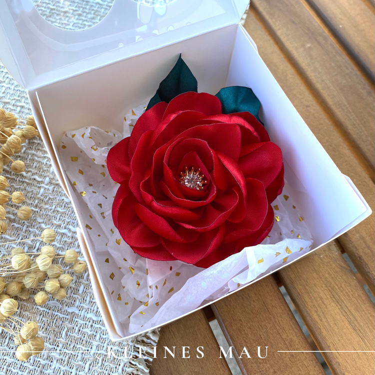 Handgefertigter Blütenhaarclip „Milonga“ mit tiefroter Rose aus Satin