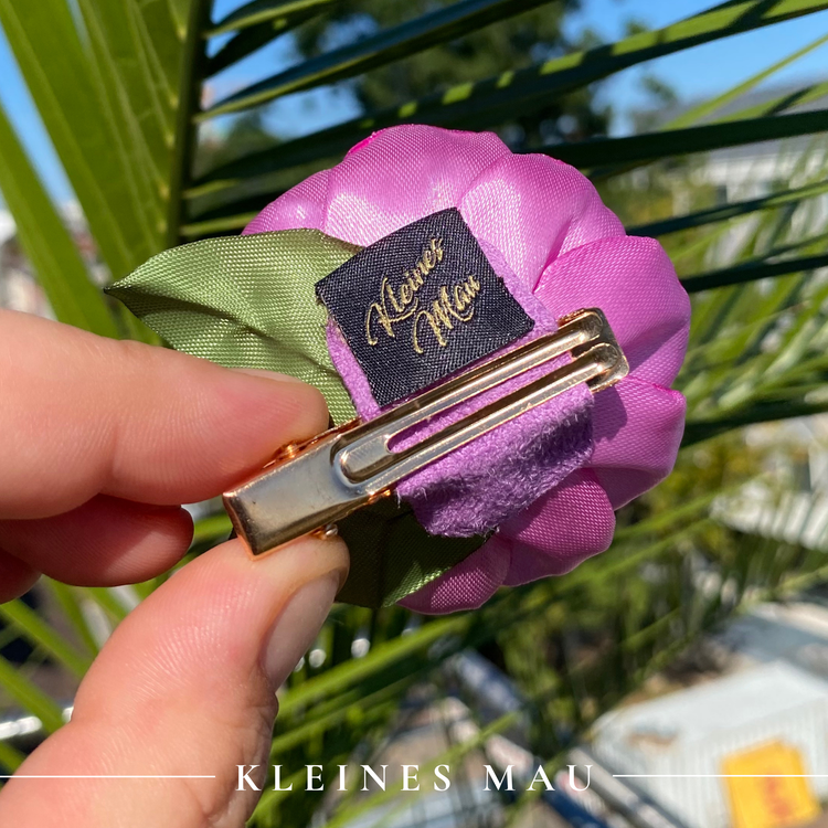 Handgefertigter Satin-Blütenhaarclip “Sunkissed Fuchsia” in sonnigem Pink