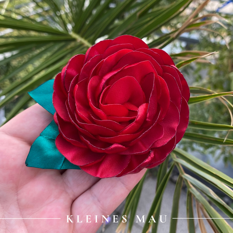 Handgefertigter Blütenhaarclip „Splendid Red"