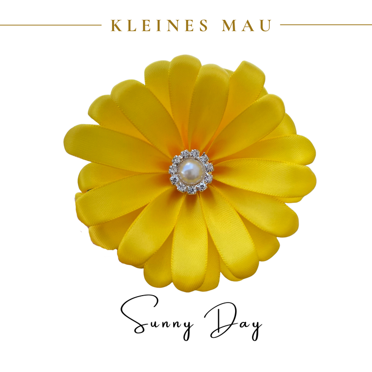 Handgefertigter Satin-Gerbera-Haarclip „Sunny Day“ in sommerlichem Gelb