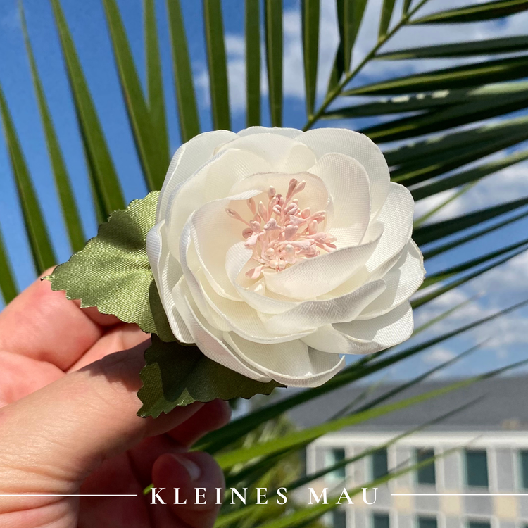 Handgefertigter Satin-Blütenhaarclip „Blush Pearl“
