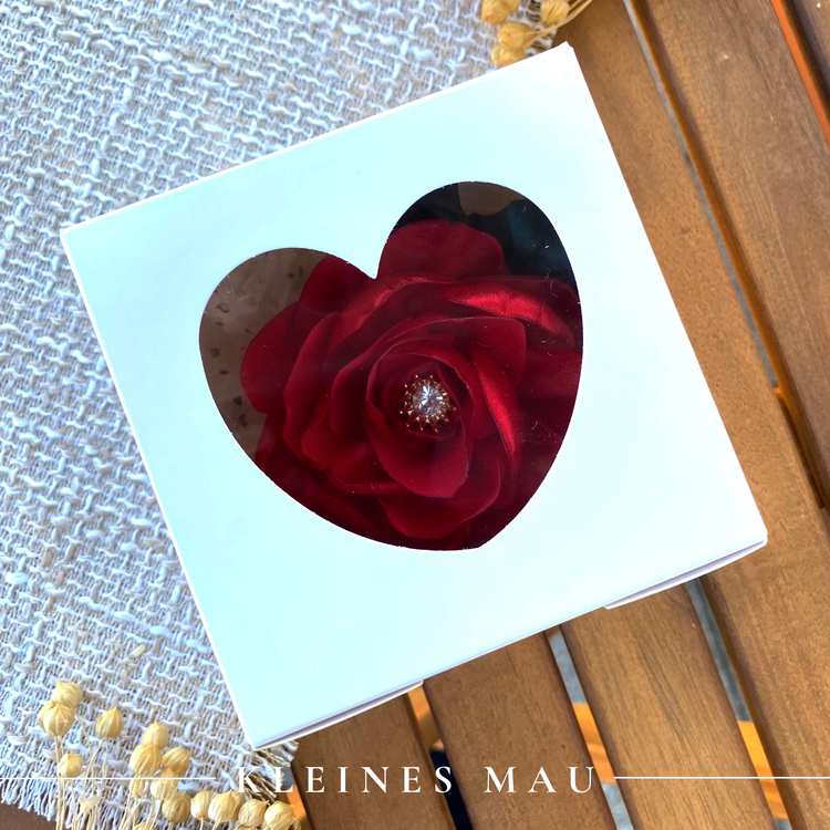 Handgefertigter Blütenhaarclip „Milonga“ mit tiefroter Rose aus Satin