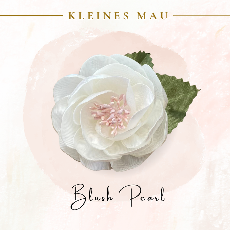 Handgefertigter Satin-Blütenhaarclip „Blush Pearl“
