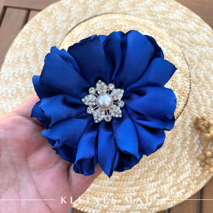 Haarclip und Brosche in einem : Blaue Satinblüte  "Royal Blue"