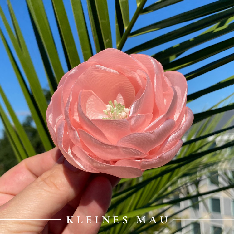 Handgefertigter Satin-Blütenhaarclip „Pink Whisper“