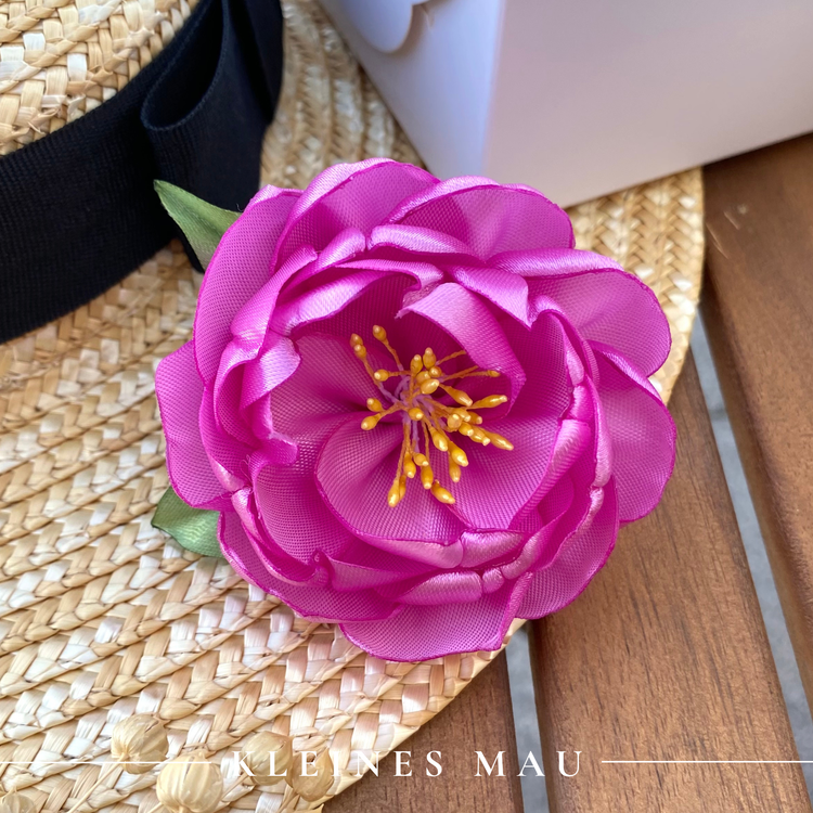 Handgefertigter Satin-Blütenhaarclip “Sunkissed Fuchsia” in sonnigem Pink